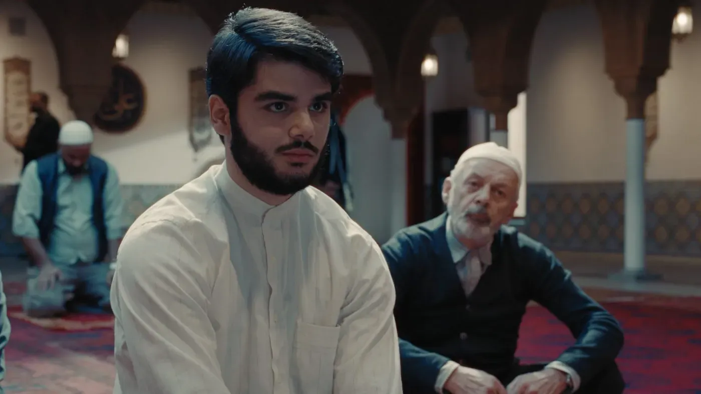 Unraveling the Ties: Unfurling Unconventional Lives in 'Hijamat'