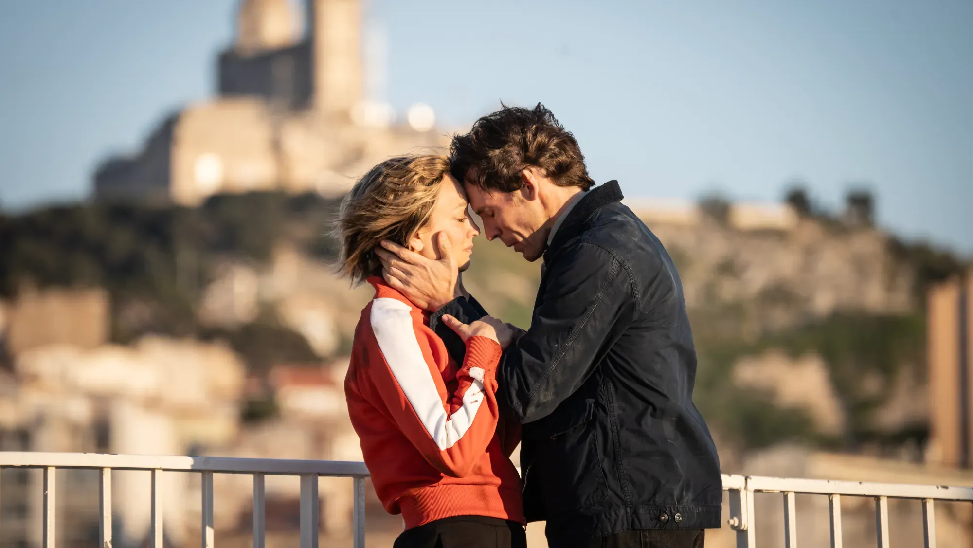 "Vanished": Kaley Cuoco's Whirlwind Adventure In The Heart Of Marseille