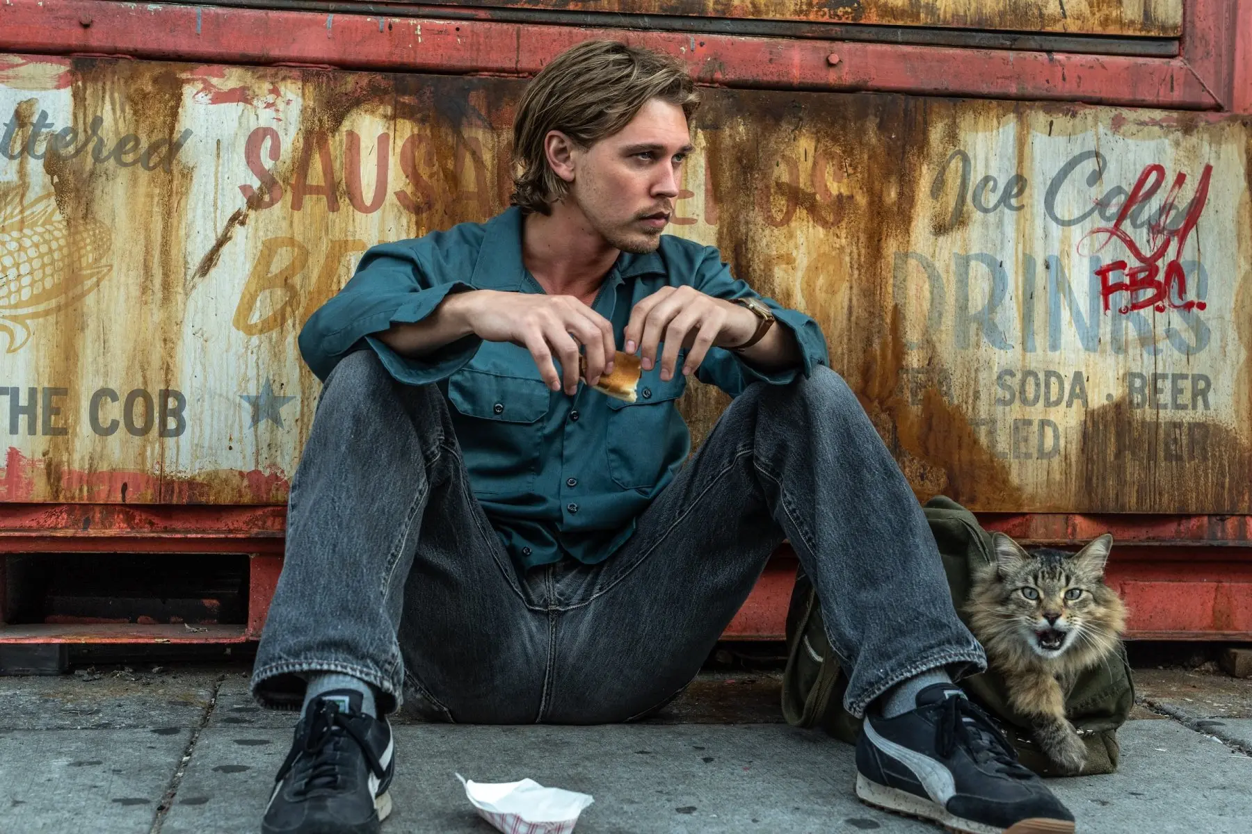A Refreshing Plunge Into Fun: Darren Aronofsky's 'Caught Stealing'